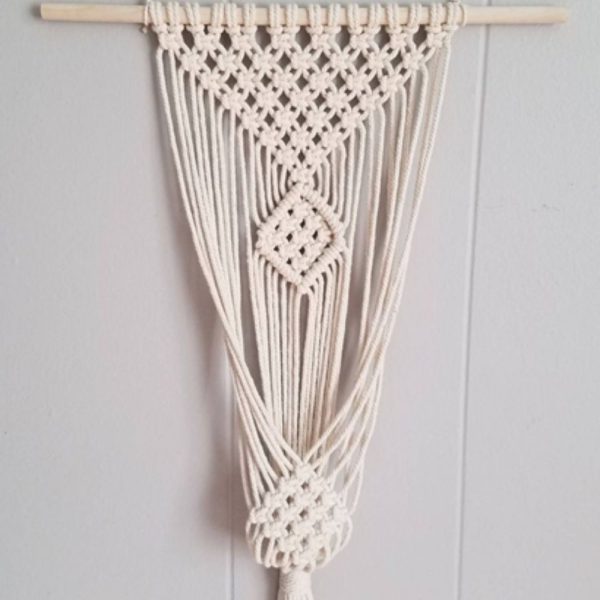 مكرمية جدارية حاملة للزهور